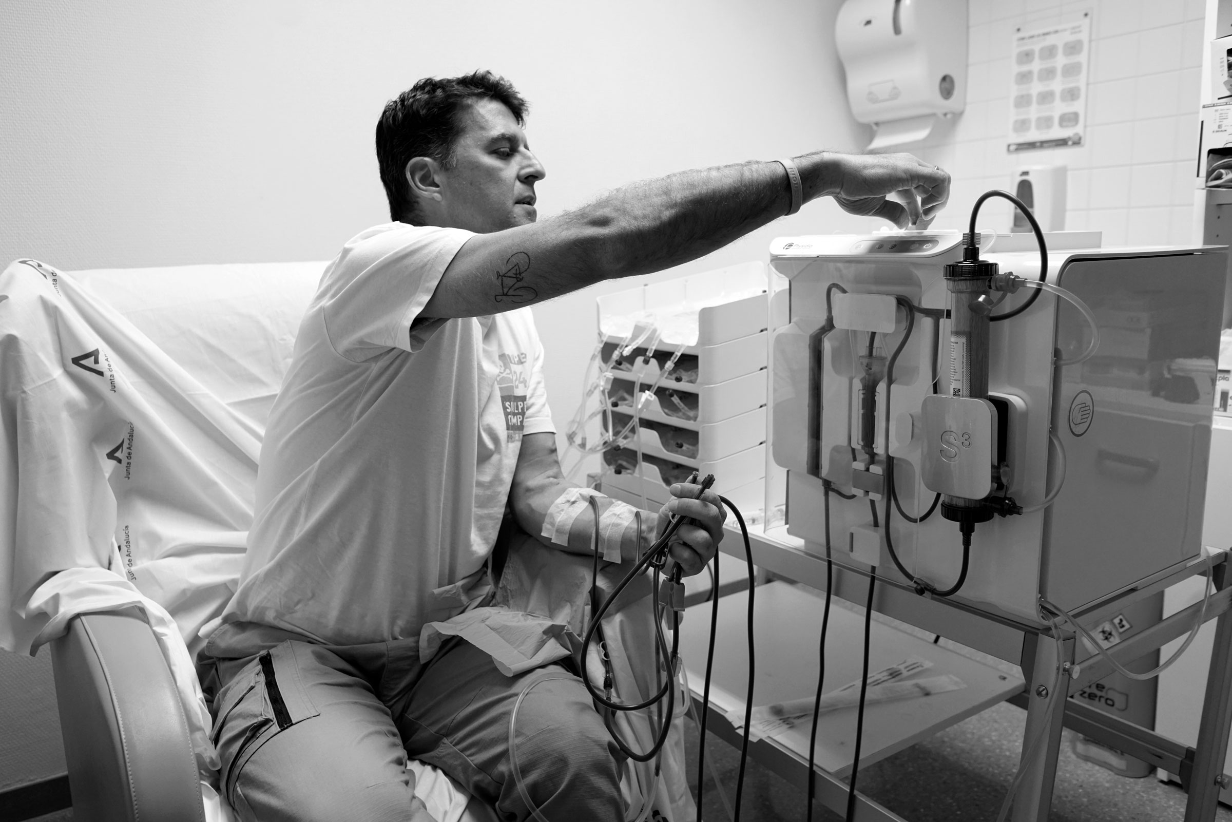 Granada, España. Un paciente en proceso de aprendizaje para realizar hemodiálisis domiciliaria de forma autónoma. El entrenamiento se realiza en la Unidad de Hemodiálisis, del Hospital Universitario Clínico San Cecilio de Granada (HUCSC). La hemodiálisis domiciliaria permite adaptar la frecuencia y duración del tratamiento a la vida de la persona. Las pautas más frecuentes suelen ser 5-6 días por semana con una duración de 2-3 horas/sesión o 3-4 días por semana con una duración de 3-5 horas/sesión, siendo esta última pauta la más parecida a la realizada en hospitales y centros de hemodiálisis.