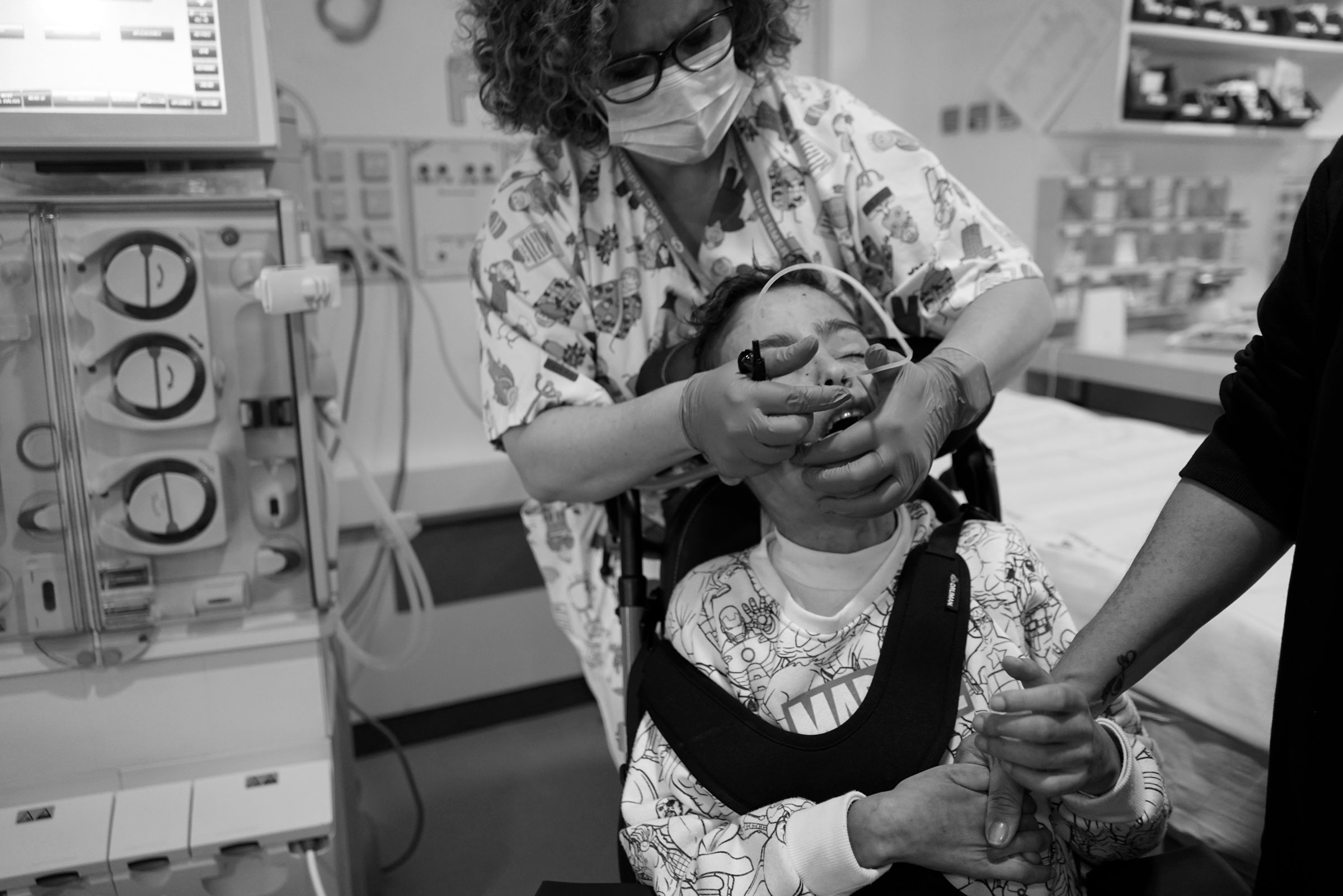 Málaga, España. Una enfermera aspira secreciones nasales, para facilitar la respiración de un niño, mientras su madre le acompaña y le da la mano, en la Unidad de hemodiálisis, del Hospital Materno-Infantil del Hospital Universitario Regional de Málaga (HURM).