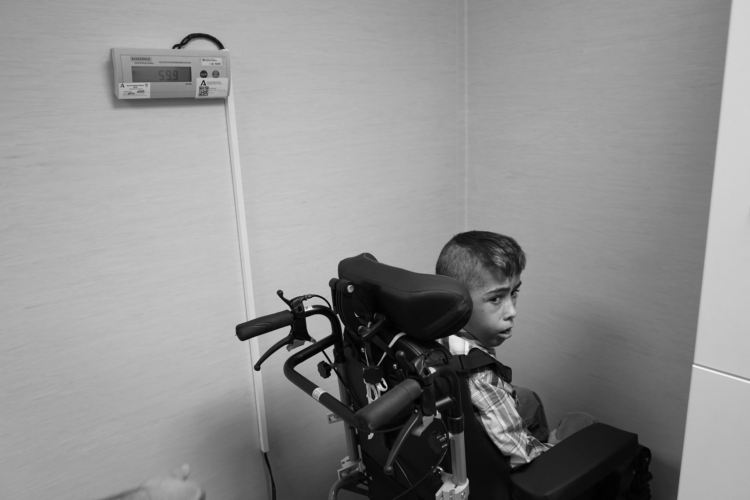 Málaga, España. Un celador pesa a un niño después de una sesión de hemodiálisis. Todos los días al terminar la diálisis, el niño es pesado y la razón principal es controlar que no haya acumulado líquido en su cuerpo. Todo el proceso se realiza en la Unidad de hemodiálisis, del Hospital Materno-Infantil del Hospital Universitario Regional de Málaga (HURM).