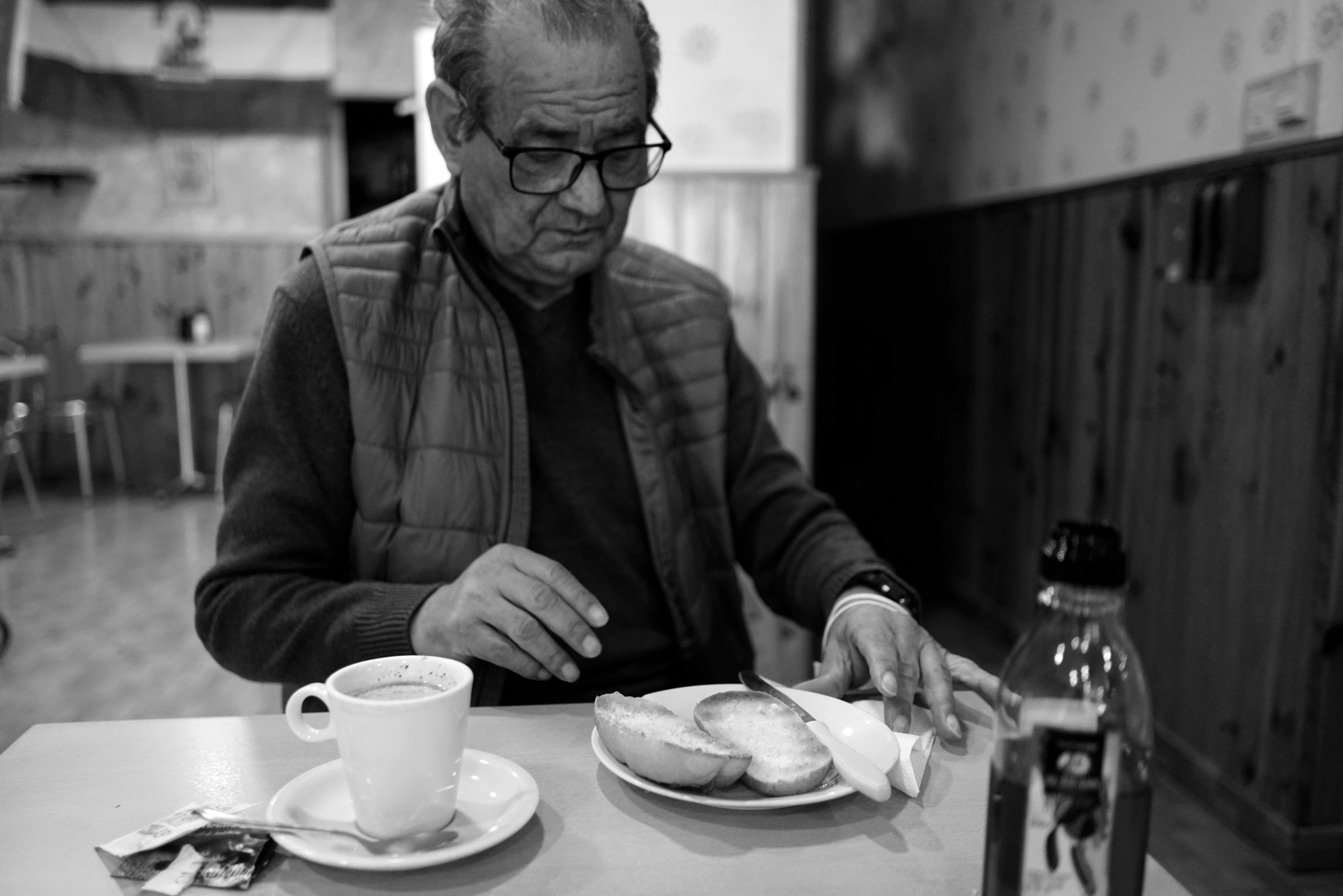 Un paciente merienda en el bar cerca de su casa tras la sesión de hemodiálisis, ayudándole a sentirse mejor y menos cansado después la diálisis.