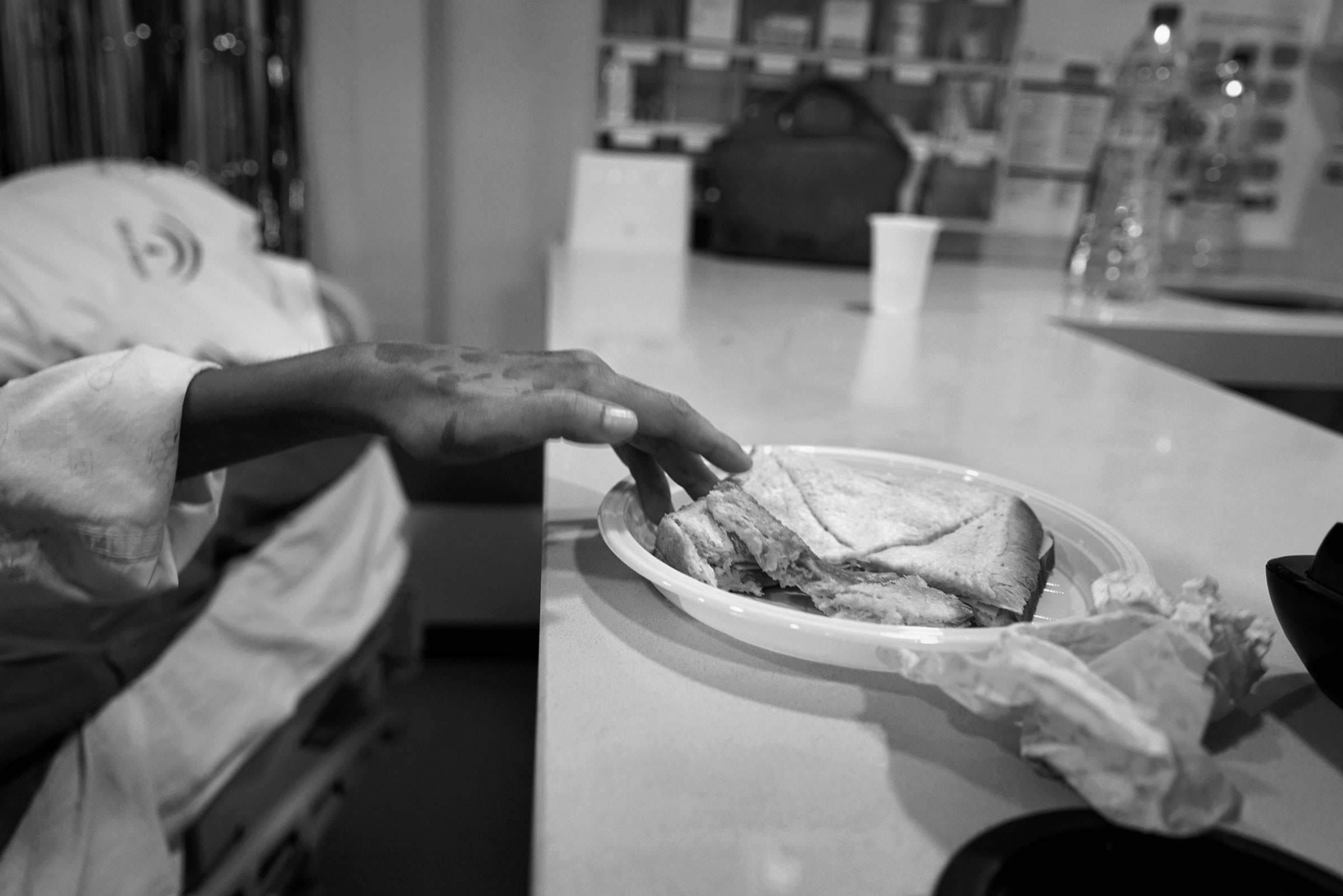 Málaga, España. Un niño intenta coger el sándwich de pavo y aceite durante su sesión de hemodiálisis en la Unidad de hemodiálisis, del Hospital Materno-Infantil del Hospital Universitario Regional de Málaga (HURM).