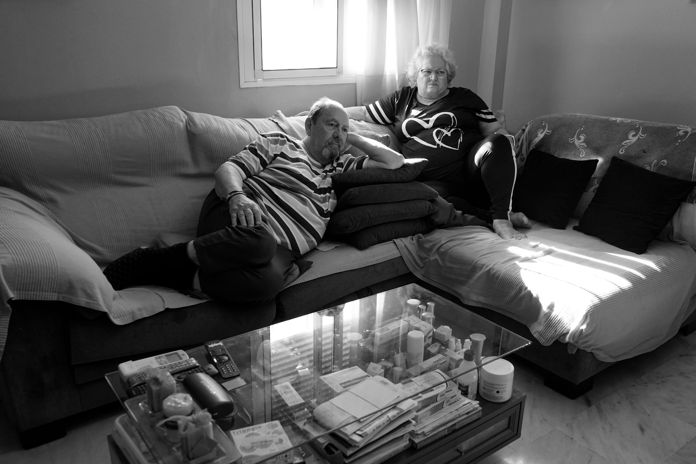 Paciente descansa en casa junto a su pareja tras una sesión de hemodiálisis. Puede sentirse cansancio intenso, mareo o sensación de bajada de tensión, náuseas, calambres musculares y, en ocasiones, dolor de cabeza.