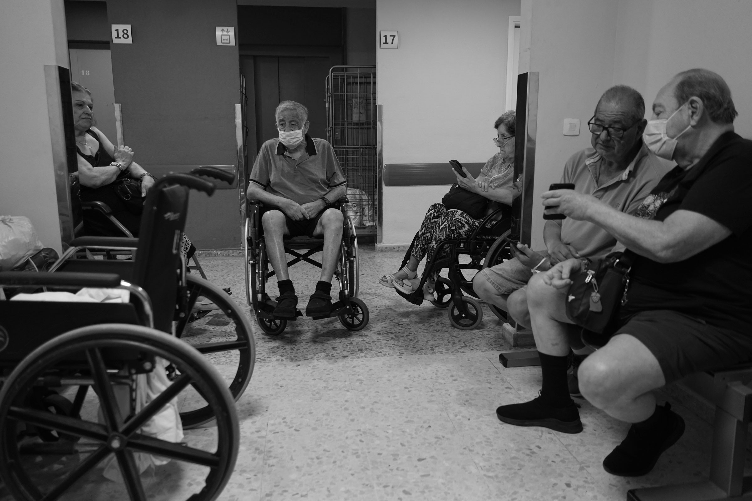 Cádiz, España. Pacientes esperan su turno para la sesión de hemodiálisis, en la Unidad de hemodiálisis del Hospital Universitario Puerta del Mar de Cádiz (HUPM).