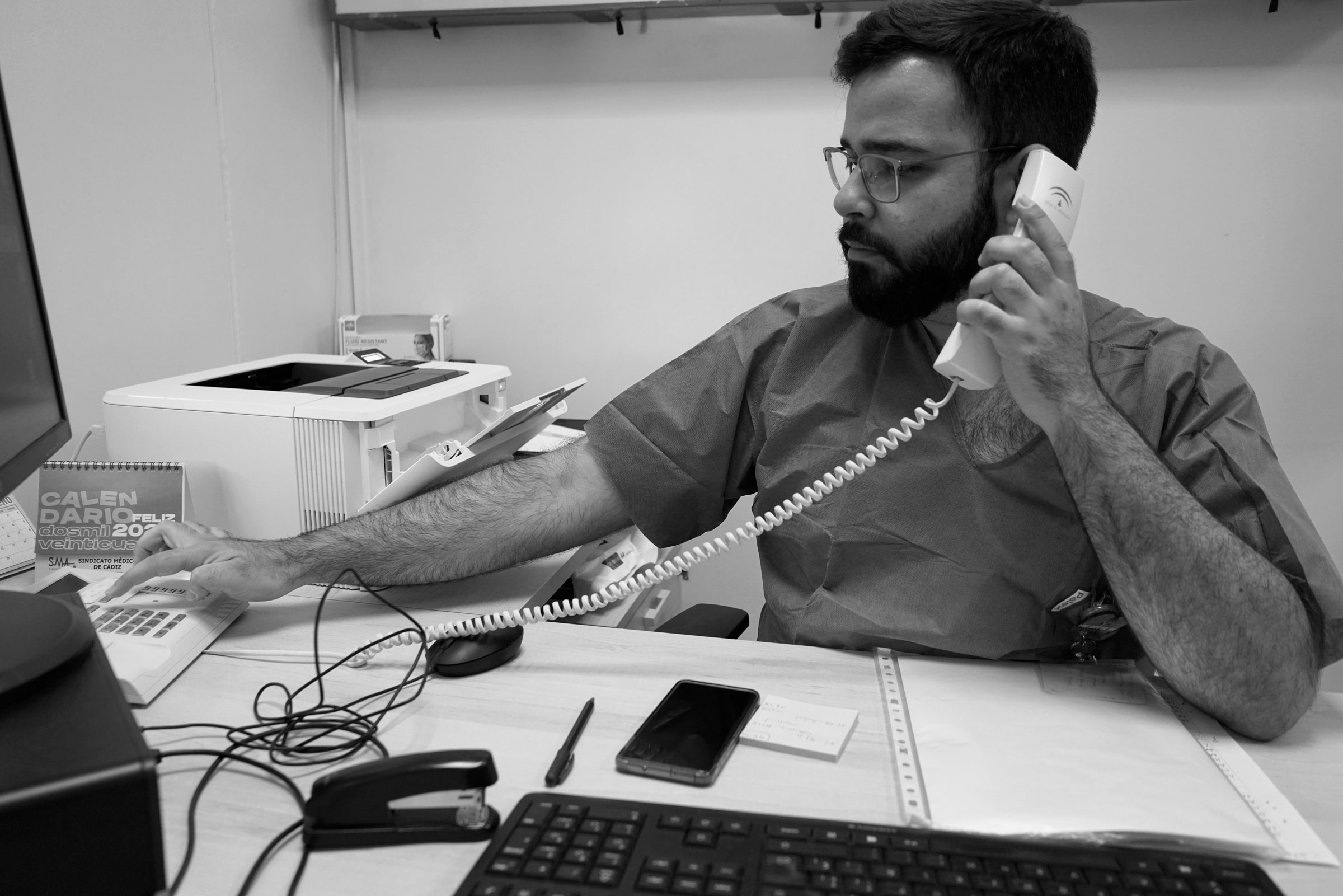 Cádiz, España. Se activa alarma de trasplante. El nefrólogo contacta con personas en lista de espera ante la posible donación de un riñón compatible, en el Hospital Universitario Puerta del Mar de Cádiz (HUPM).
