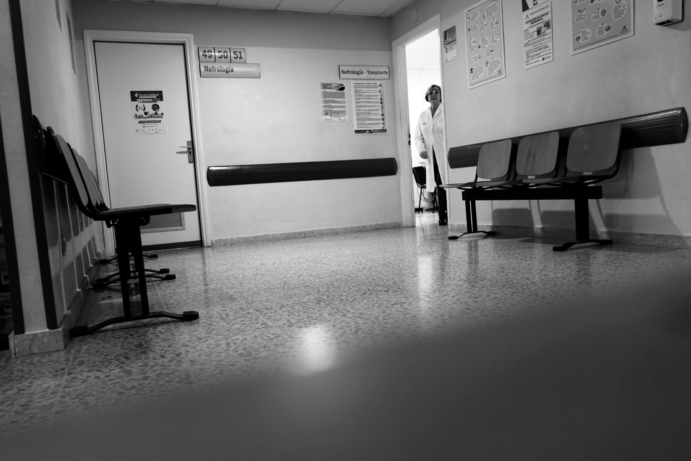 Cádiz, España. Un paciente ingresado para estudio de deterioro de la función renal con disminución de la diuresis (cantidad de orina producida en un tiempo determinado, generalmente 24horas) dentro del baño en la planta de hospitalización del Hospital Universitario Puerta del Mar de Cádiz (HUPM).