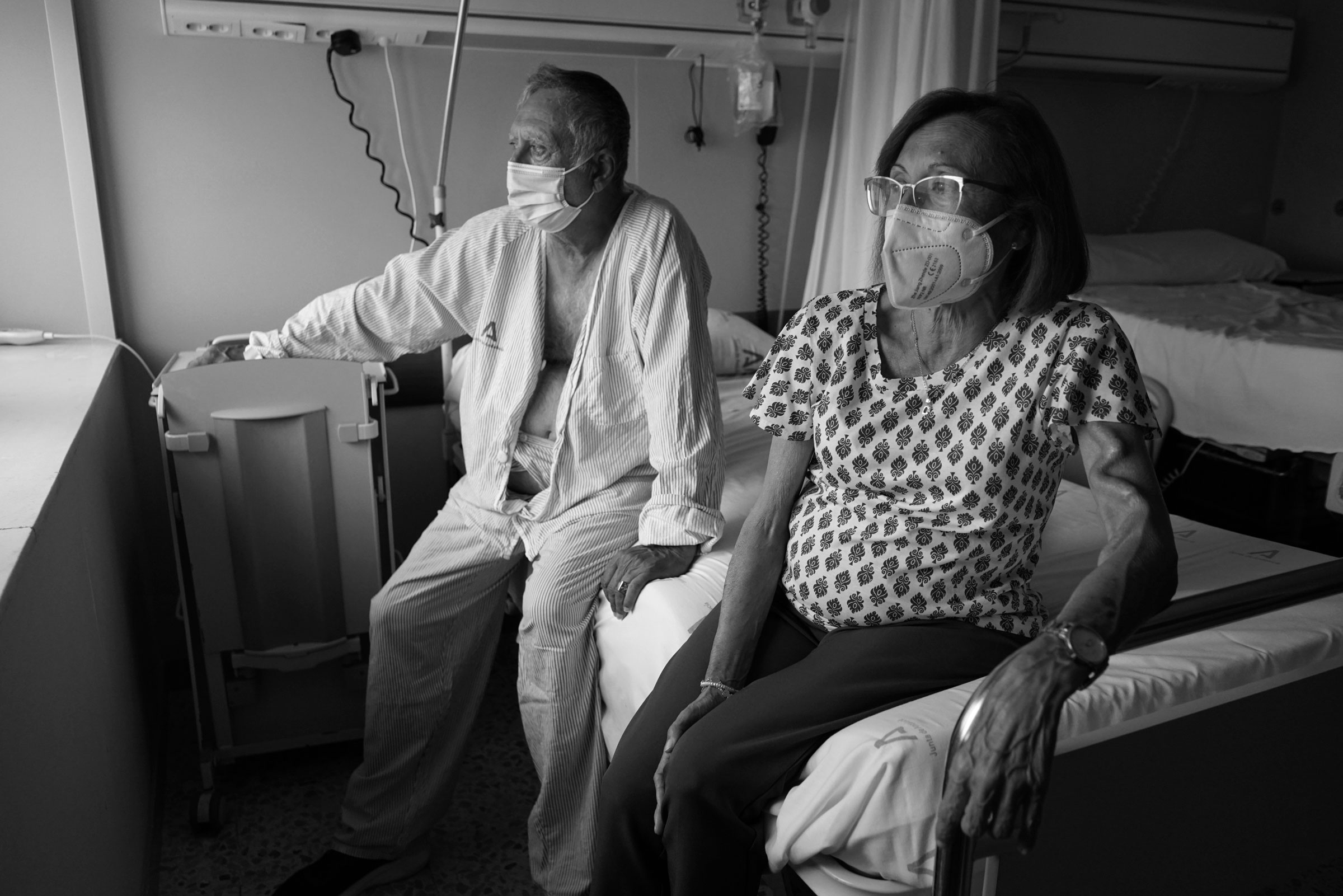 Cádiz, España. Un hombre candidato a trasplante renal, ingresado para la intervención, espera en su habitación junto a su hermana, quien también es trasplantada renal y tiene en su brazo una fístula arteriovenosa. Planta de hospitalización del Hospital Universitario Puerta del Mar de Cádiz (HUPM).
