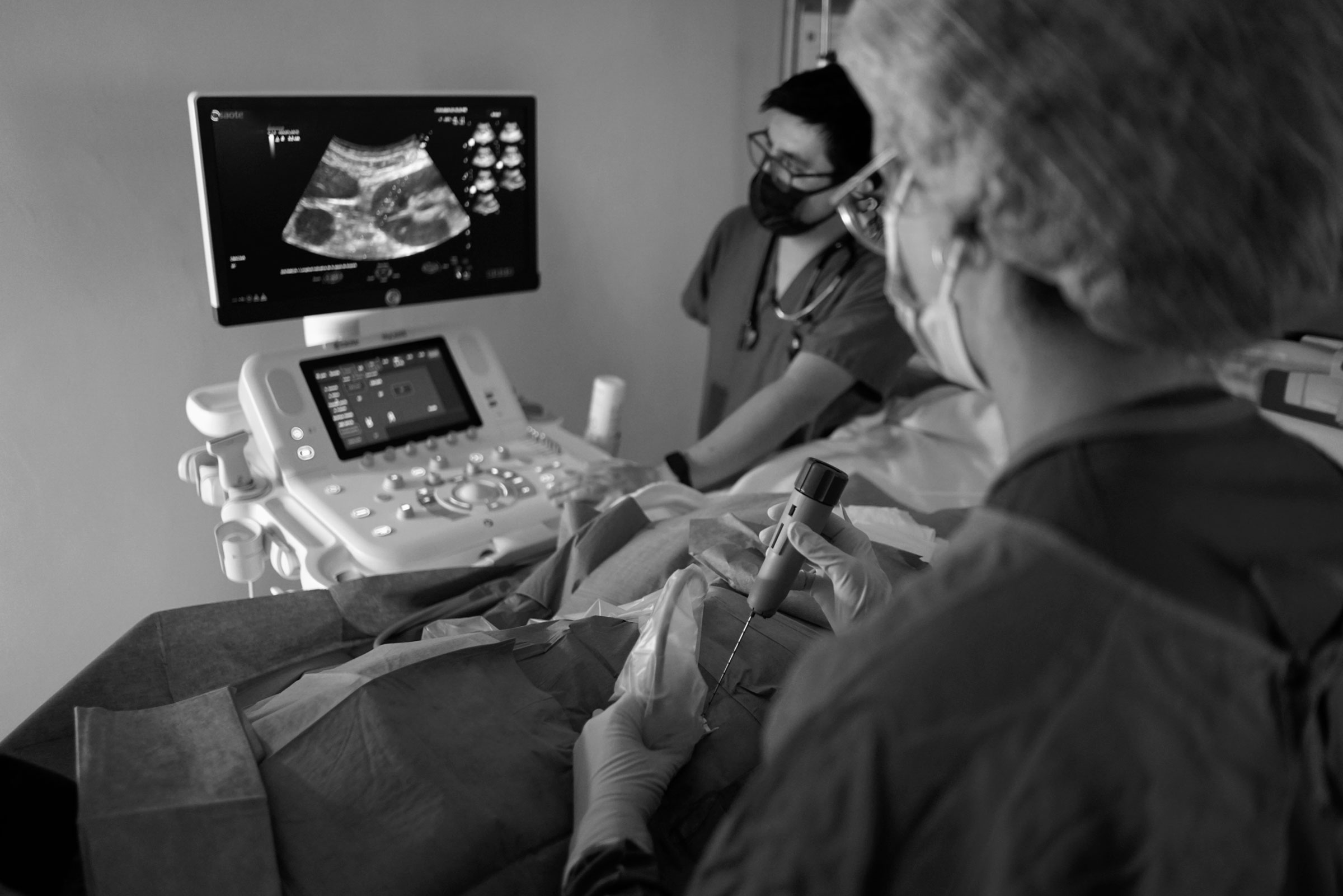 Cádiz, España. Biopsia del injerto renal, realizada por los propios nefrólogos como parte del seguimiento clínico tras el trasplante. El resultado de la biopsia ayudará a saber qué le está ocurriendo al riñón trasplantado y a pautar el mejor tratamiento. Unidad de intervencionismo en el Hospital Universitario Puerta del Mar de Cádiz (HUPM).