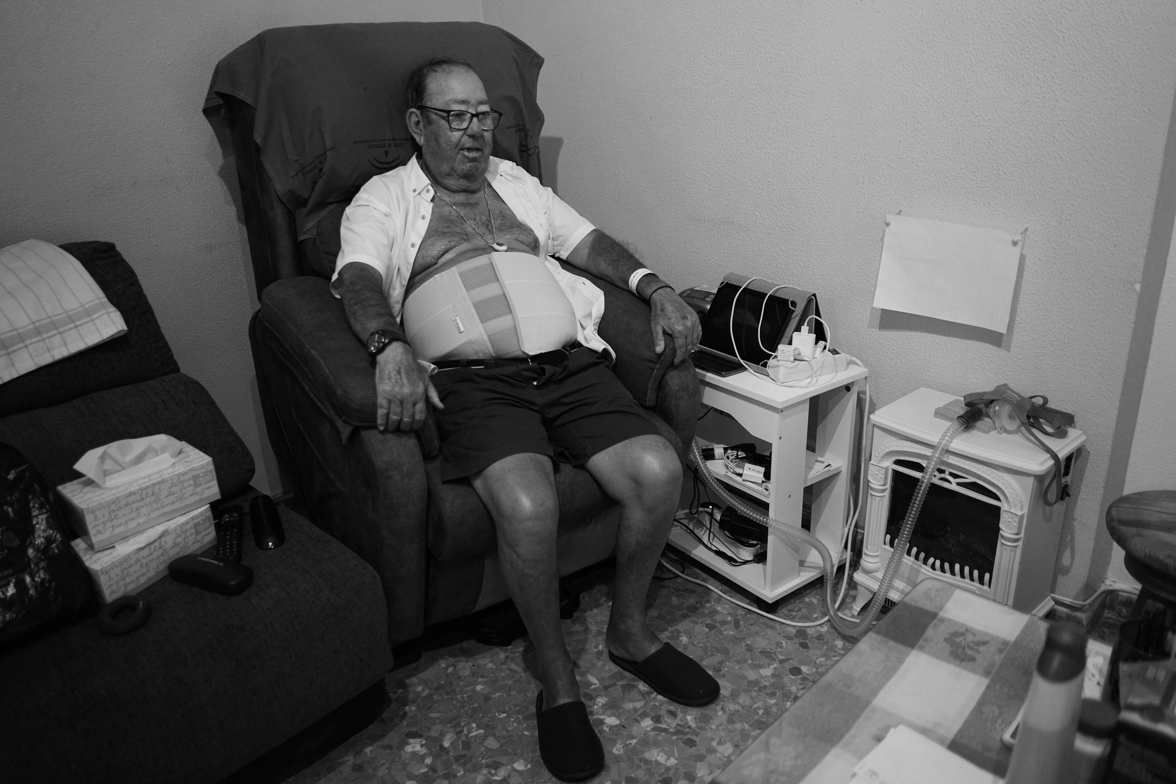 Un hombre descansa en su casa durante los primeros días tras la colocación del catéter peritoneal, para favorecer la cicatrización y evitar complicaciones.