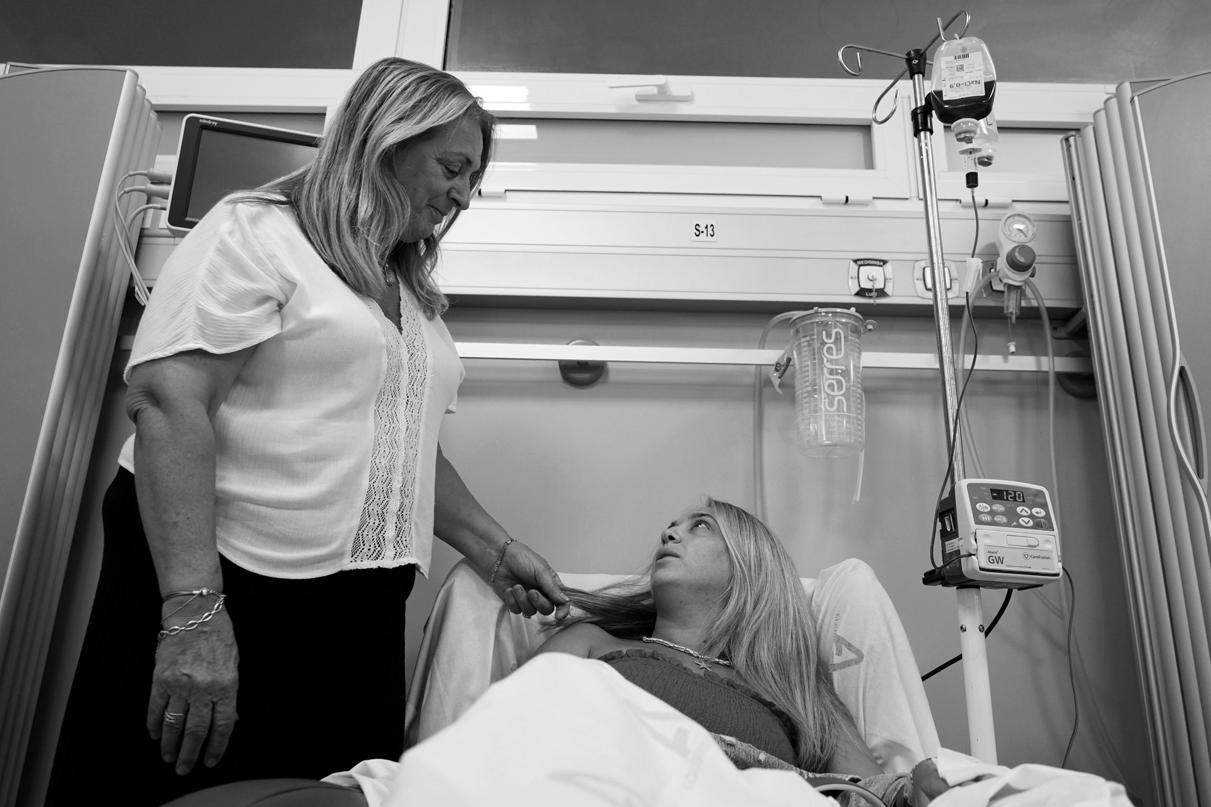 Cádiz, España. Acompañada de su madre, una paciente renal trasplantada, que debe volver a diálisis recibe hierro intravenoso en el Hospital de Día del Hospital Universitario Puerta del Mar de Cádiz (HUPM). Esta paciente padece una enfermedad autoinmune y como consecuencia, sus propios anticuerpos están atacando al riñón trasplantado. A pesar de todos los esfuerzos del equipo médico y de administrar todos los tratamientos posibles, la función del riñón se ha ido deteriorando progresivamente hasta necesitar diálisis nuevamente. Su madre va a donarle un riñón.