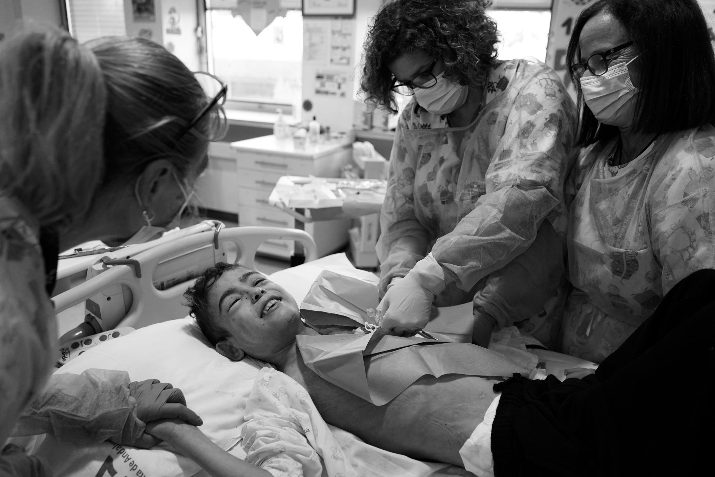 Málaga, España. Una enfermera desconecta a un niño de la máquina de diálisis en la Unidad de hemodiálisis del Hospital Materno-Infantil del Hospital Universitario Regional de Málaga (HURM). Pasa 4 horas en cada sesión de diálisis, todos los lunes, miércoles y viernes, lo que altera su rutina escolar esos días. A veces tampoco puede asistir al día siguiente al colegio por el cansancio y no encontrase bien.