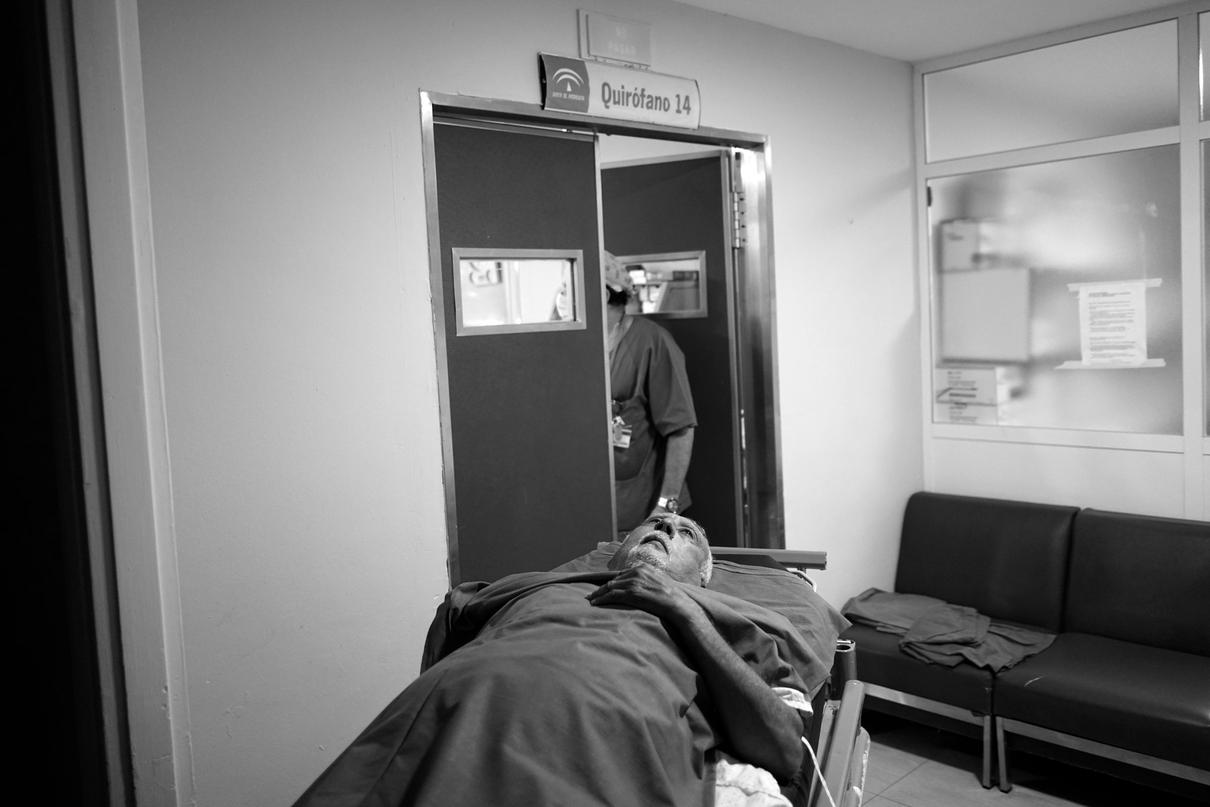 Cádiz, España. Un paciente entra en quirófano para el trasplante renal en el Hospital Universitario Puerta del Mar de Cádiz (HUPM).