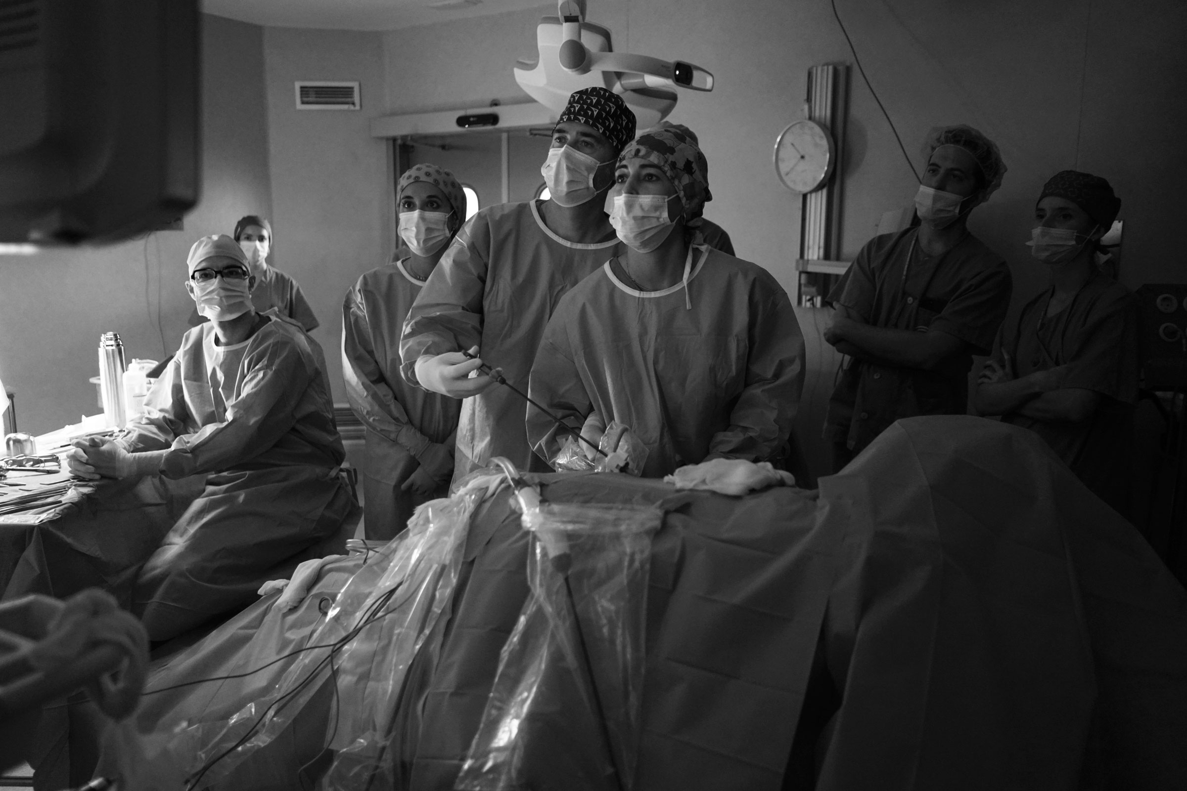 Cádiz, España. Trasplante renal de donante vivo. Un familiar compatible dona su riñón. Este tipo de donación ha aumentado en los últimos años, aun así es minoritaria frente al donante fallecido. Se realiza en centros concretos con programas específicos, siendo el Hospital Universitario Puerta del Mar (HUPM) uno de ellos. En Andalucía, representa aproximadamente el 5-10% del total de trasplante renal, realizándose aproximadamente entre 40 y 45 trasplantes renales de donante vivo al año. En Cádiz, la actividad estimada es de 5 a 10 procedimientos anuales. Hospital Universitario Puerta del Mar de Cádiz (HUPM).