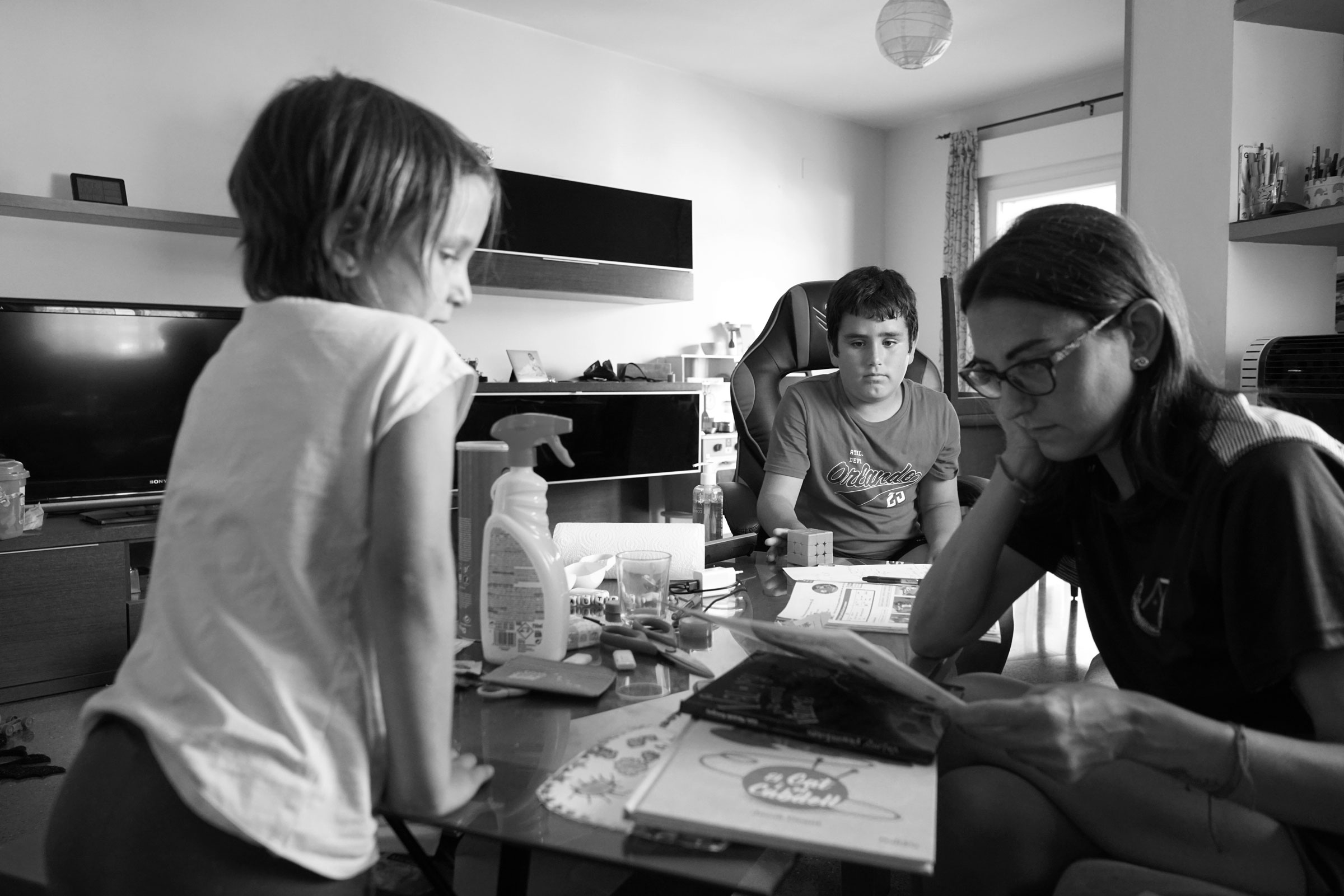 Paula, 38 años. Corrige los deberes de sus hijos. Le cuesta concentrarse, está cansada y a veces siente náuseas por la propia enfermedad renal y la diálisis.