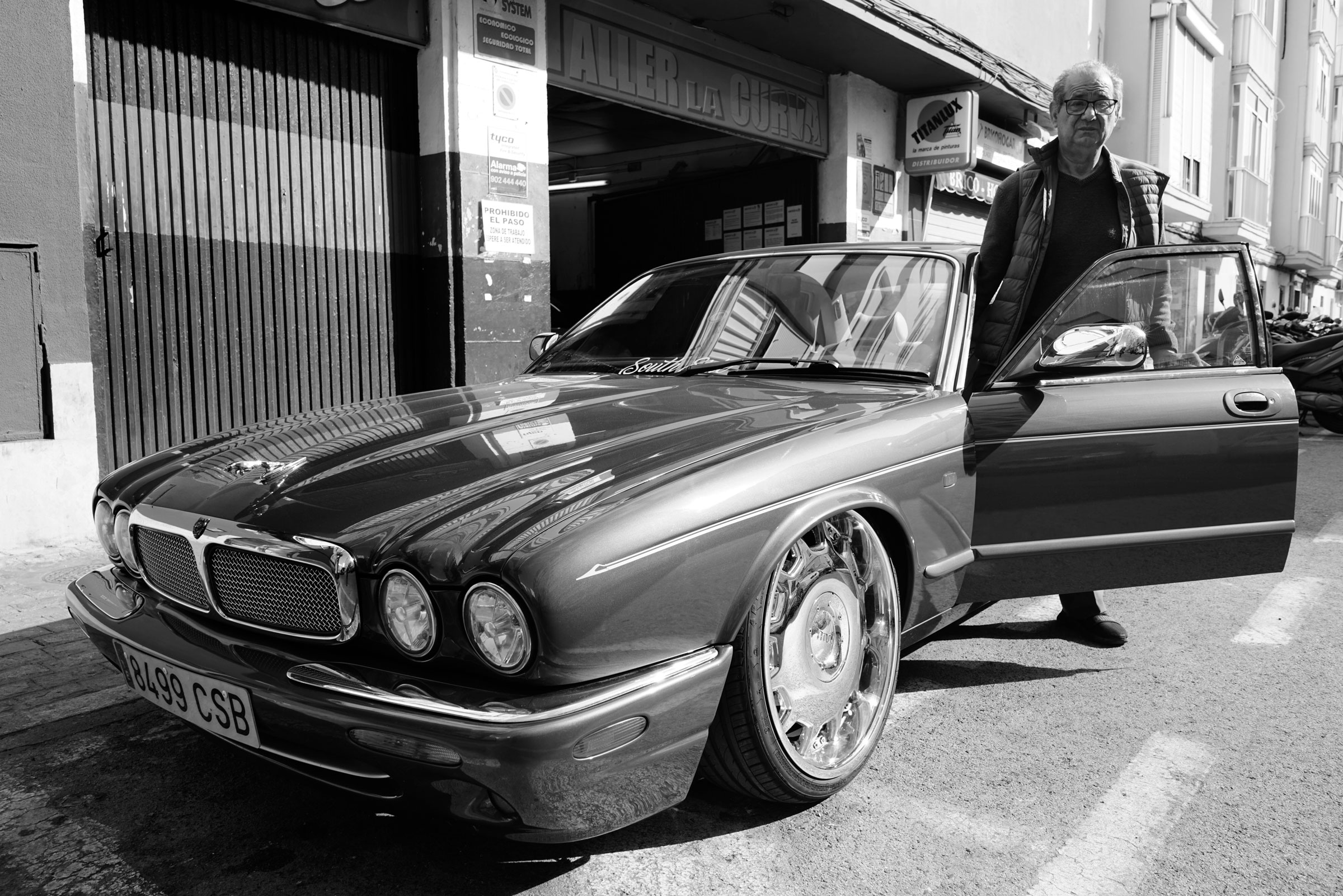 Pedro, 66 años. Posa junto al coche de colección familiar. Este fin de semana participará en una carrera de exhibición con su hijo. Está en hemodiálisis, no es candidato a trasplante renal por otras enfermedades que padece. Agradece tolerar bien las sesiones de hemodiálisis.