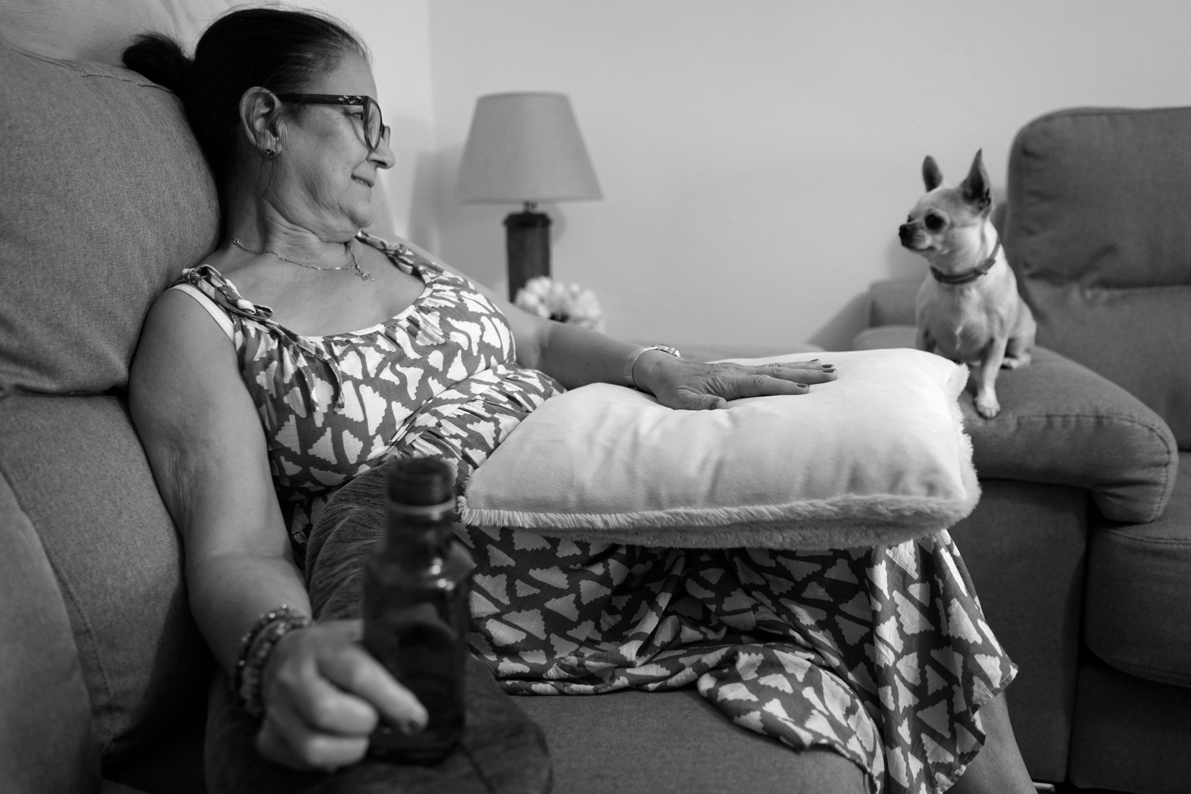 Mercedes, 63 años. Descansa en casa acompañada por su perro. Tras el trasplante ya no tiene restricciones en la ingesta de agua y debe mantenerse bien hidratada.