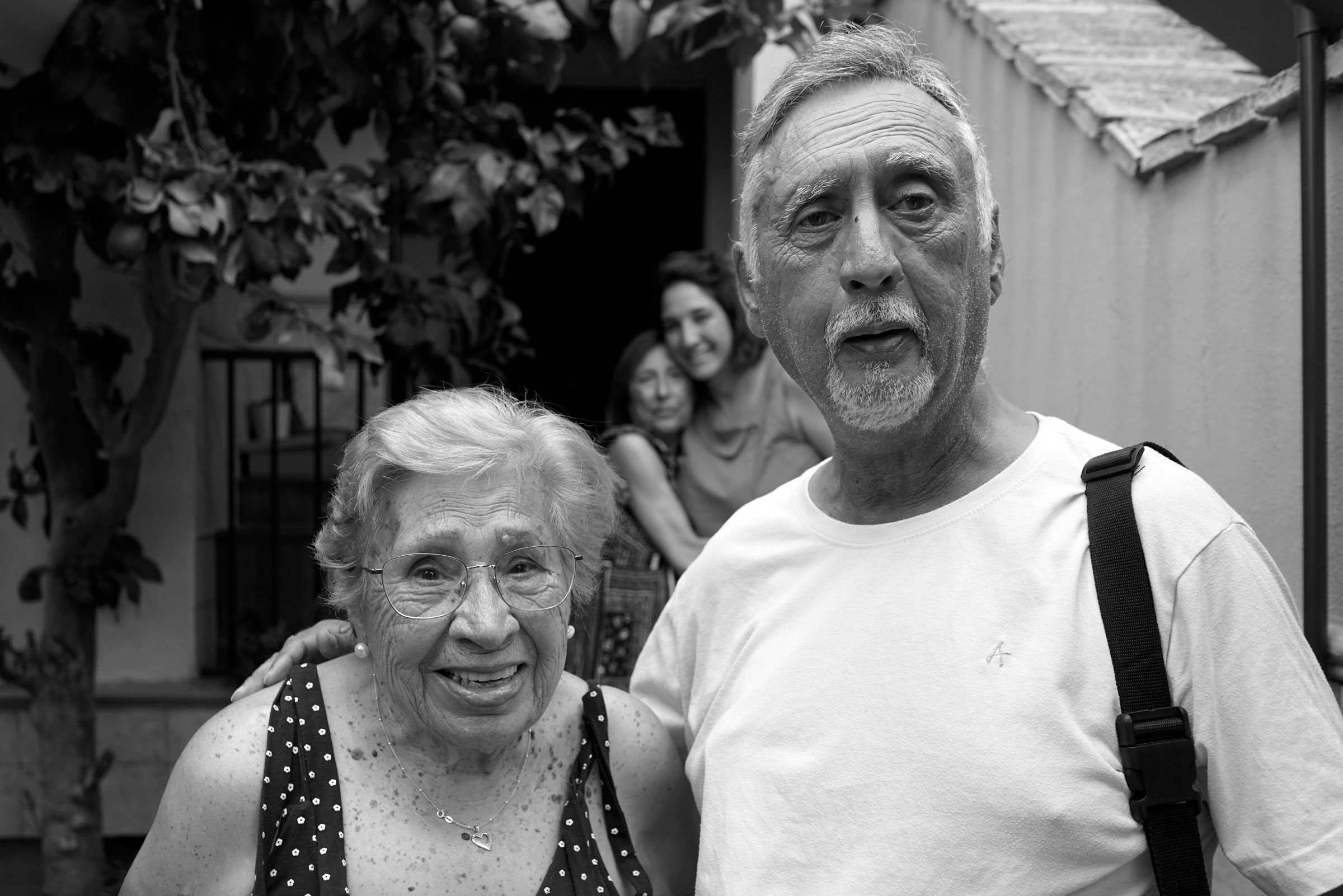 Francisco, 66 años. Tras casi doce años en diálisis, se prepara para el trasplante renal entre la ilusión y la incertidumbre. Está hiperinmunizado, lo que ha dificultado encontrar un donante compatible. Desde hace más de 10 años funcionan en España programas de priorización para pacientes hiperinmunizados (TRHIAND, dependiente de la Coordinación Autonómica de Trasplantes de Andalucía, y PATHI, dependiente de la Organización Nacional de Trasplantes) para facilitar el encontrar un donante compatible para estos pacientes de muy alto riesgo inmunológico.