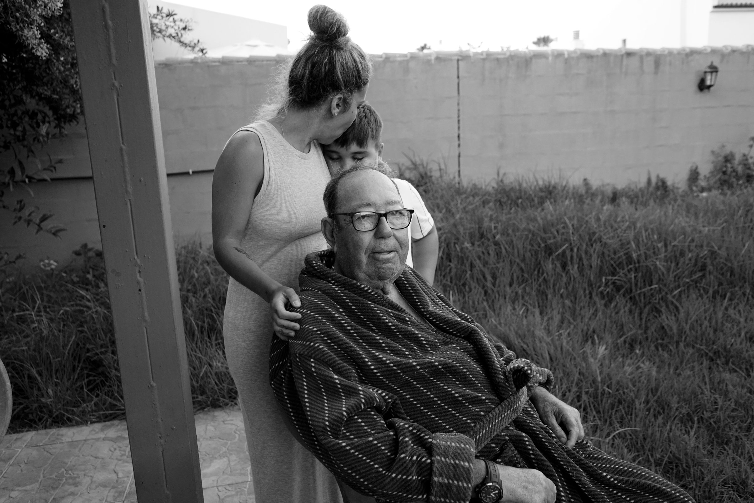 Juan, 69 años. Su hija y su nieto lo cuidan en casa tras la colocación del catéter peritoneal. Pronto comenzará la diálisis.