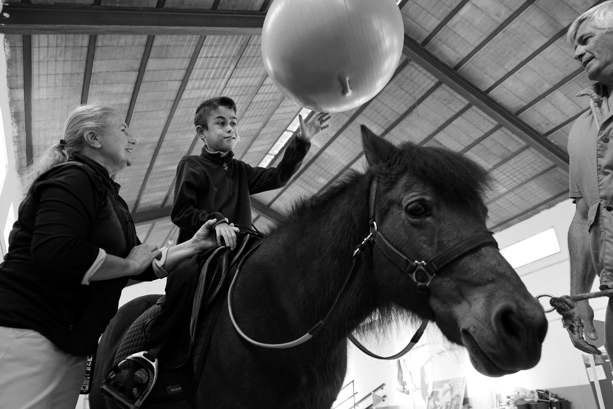 Miguel, 7 años. Después de realizar su sesión de hemodiálisis y haber descansado, disfruta de la terapia con caballos, mejorando su fuerza y sus capacidades sensoriales. Sigue en lista de espera de trasplante. En España se realizan aproximadamente entre 180 y 200 trasplantes en población pediátrica al año, de los cuales alrededor de 75 a 85 corresponden a trasplante renal, según datos de la Organización Nacional de Trasplantes. En adultos el trasplante renal es el más frecuente, pero en niños el trasplante de hígado + riñón son los más comunes.