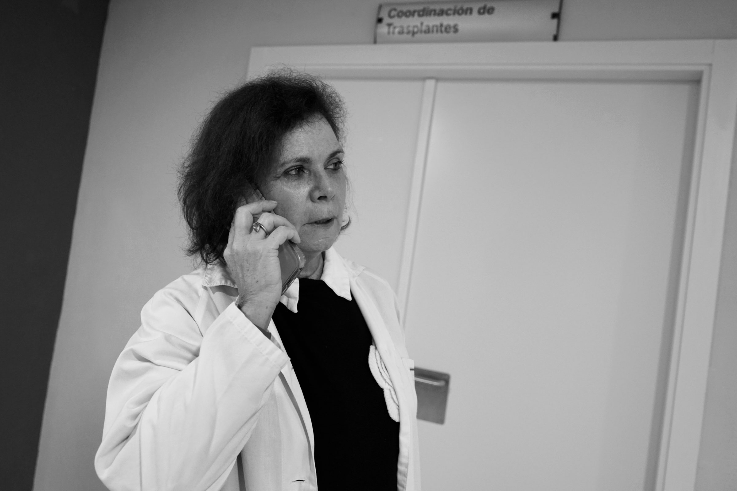 Lourdes, 65 años. Coordinadora de trasplantes en el Hospital Universitario Puerta del Mar de Cádiz, realiza una llamada durante una alarma de trasplante. Se ha jubilado recientemente.