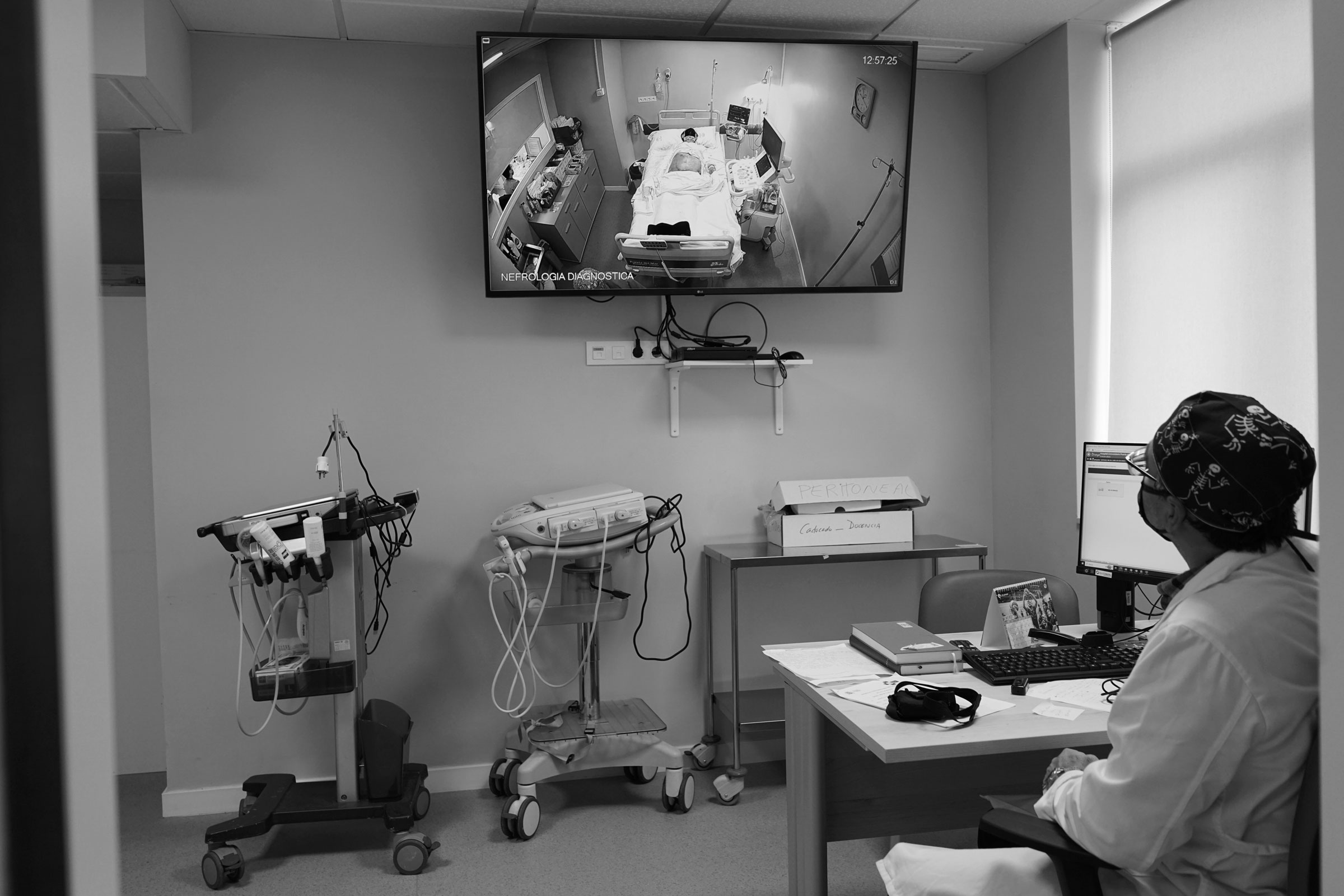 Cádiz, España. Un médico nefrólogo observa, desde su despacho a través de una pantalla, al paciente preparado en la sala de intervenciones. Ante la sospecha que pueda haber un rechazo agudo del trasplante renal, se le realiza una biopsia al riñón trasplantado un año antes, utilizando un ecógrafo portátil, en la Unidad de intervencionismo, del Hospital Universitario Puerta del Mar de Cádiz (HUPM).