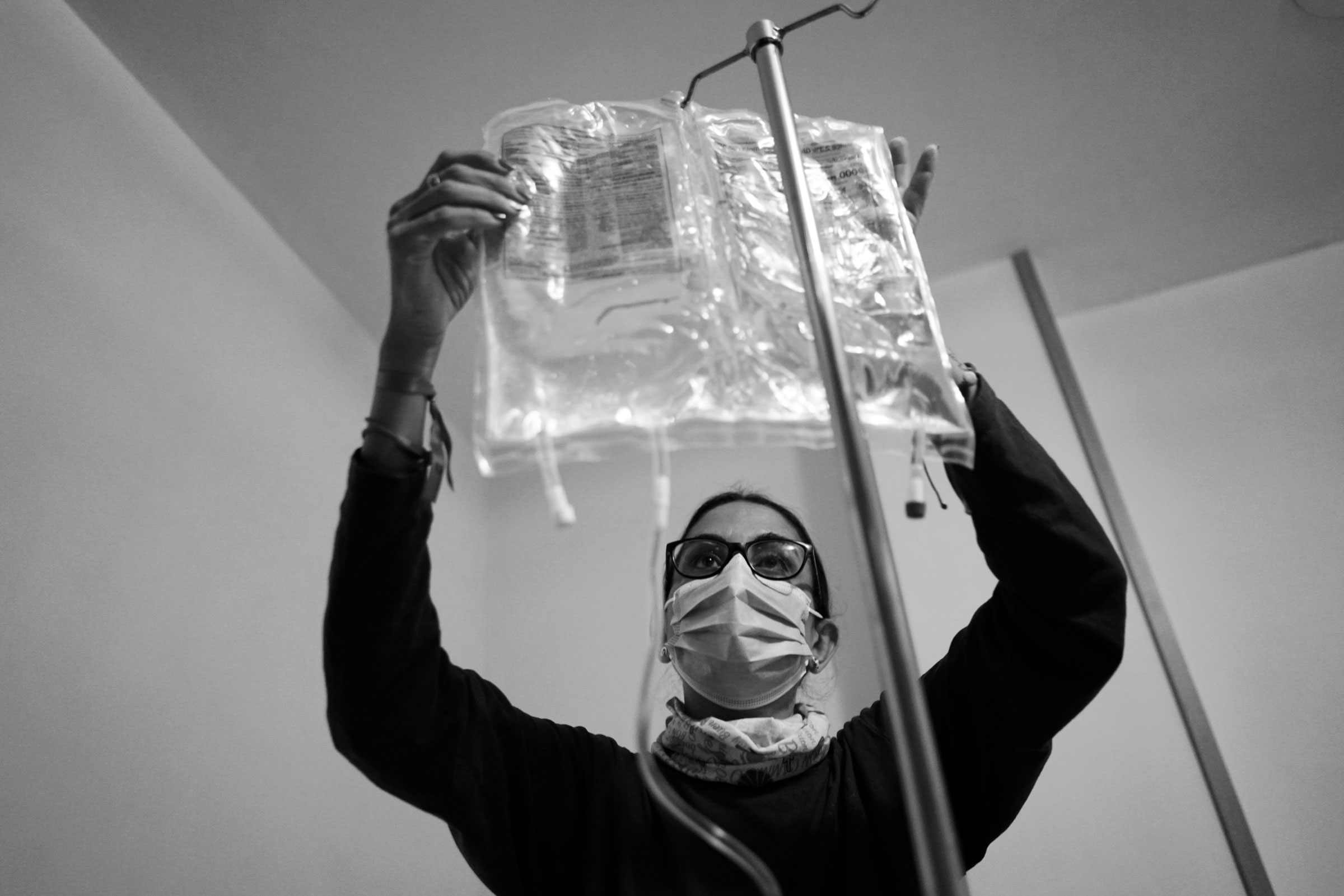 Valencia, España. Una paciente controla el volumen de líquido que tiene que introducir dentro de su abdomen para realizarse diálisis peritoneal en su casa. Si no hay contraindicaciones como una cirugía abdominal compleja previa, hernias grandes no corregidas, problemas sociales graves (higiene, entorno) o incapacidad absoluta de autocuidado sin apoyo, se puede realizar el tratamiento renal sustitutivo mediante diálisis peritoneal domiciliaria, cuyas principales ventajas son una mayor autonomía e independencia, mejor estabilidad hemodinámica, evita el uso de accesos vasculares y preserva la función renal residual, lo que permite poder ingerir mayor cantidad de líquido. No depende de horarios de un […]