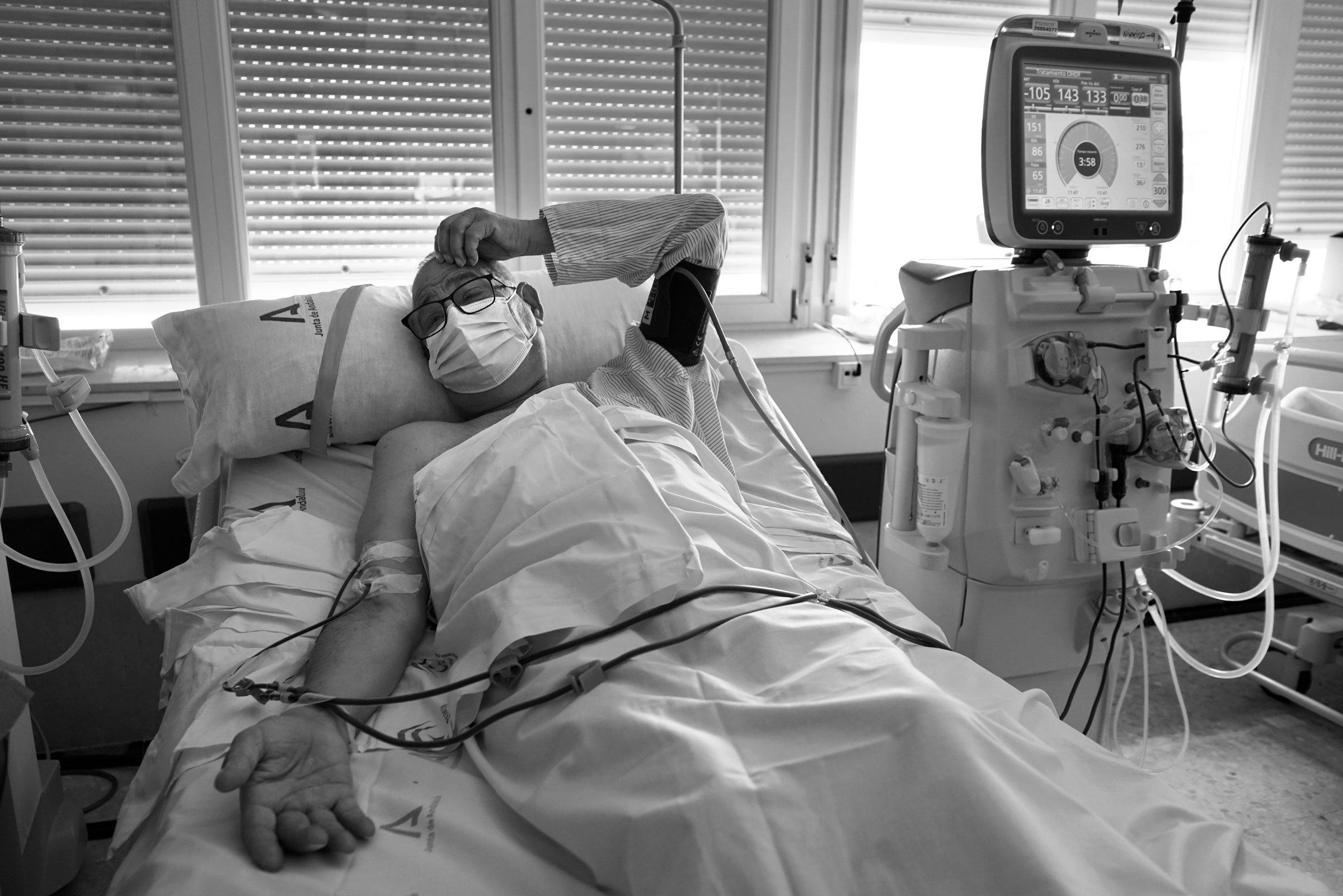 Cádiz, España. Un paciente durante una sesión de hemodiálisis con duración aproximada de 4 horas de tratamiento. Cada paciente debe realizar tres sesiones a la semana en días alternos, (todos los lunes, miércoles y viernes), en la Unidad de Hemodiálisis del Hospital Universitario Puerta del Mar de Cádiz (HUPM).
